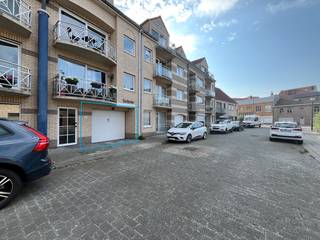 *** IN OPTIE ***<br /><br />Ruime garagebox gelegen in het afgesloten garagecomplex De Barke in de Vuurtorenwijk te Oostende. Automatische inkompoort en manuele kantelpoort aan de garagebox zelf.<br /><br />Afmetingen binnenzijde : 5,52m x 2,75m<br />Inrijhoogte: 2,10m<br />Inrijbreedte: 2,28m<br /><br />Zeer makkelijk in toegankelijkheid.