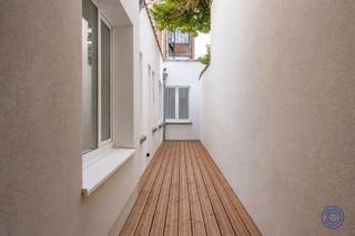 <p><span>Gelijkvloers appartement met kantoor en ruim terras in Antwerpen</span></p><p><span>In de rustige Osystraat in Antwerpen vindt u dit gelijkvloerse appartement met twee slaapkamers, een aansluitend kantoorgedeelte en een zuidoost gericht terras van circa 24 m². De combinatie van wonen en werken, de kwalitatieve afwerking en de centrale ligging maken dit een bijzonder veelzijdig eigendom. Het pand maakt deel uit van een volledig gerenoveerd gebouw met lift en videofoon.</span></p><p><span> </span></p><p><span>Indeling</span></p><p><span>De ruime gemeenschappelijke inkomhal biedt toegang tot het appartement en het achtergelegen kantoor. Vanuit deze hal bereikt u ook een fietsenberging, die uitsluitend door het appartement en het kantoor wordt gebruikt.</span></p><p><span>Het appartement beschikt over een eigen inkomhal met gastentoilet, die uitgeeft op de leefruimte met open keuken. De ruime keuken is uitgerust met kwalitatieve toestellen, waaronder een grote oven, een koelkast met afzonderlijke diepvries, een inductiekookplaat en een vaatwasser. De parketvloer geeft het woongedeelte een warme uitstraling.</span></p><p><span>Verder beschikt het appartement over twee slaapkamers van circa 15 m² en 8 m² en een praktische badkamer met lavabomeubel en regendouche.</span></p><p><span>Het achtergelegen kantoorgedeelte omvat twee afzonderlijke kamers van elk circa 10 m² en een grote polyvalente ruimte van circa 30 m². Een stijlvolle tegelvloer zorgt hier voor een verzorgde afwerking. Zowel vanuit het appartement als vanuit het kantoor is er toegang tot het zuidoost gerichte terras van circa 24 m².</span></p><p><span>In de kelder bevinden zich bovendien twee privatieve, droge bergingen van circa 6 m² en 7 m².</span></p><p><span> </span></p><p><span>Belangrijkste troeven</span></p><ul><li><span>Veelzijdige combinatie van wonen en werken.</span></li><li><span>Gelijkvloerse ligging in een volledig gerenoveerd gebouw.</span></li><li><span>Zuidoost gericht terras van circa 24 m², bereikbaar vanuit het appartement en het kantoor.</span></li><li><span>Kwalitatief uitgeruste keuken en parketvloer in het woongedeelte.</span></li><li><span>Twee slaapkamers en een afzonderlijk kantoorgedeelte met twee kamers van elk circa 10 m² en een polyvalente ruimte van circa 30 m².</span></li><li><span>Fietsenberging voor exclusief gebruik door het appartement en het kantoor.</span></li><li><span>Twee privatieve kelderbergingen.</span></li><li><span>EPC-label C, conforme elektrische keuring en asbestveilig.</span></li><li><span>Rustige, doodlopende straat op een centrale locatie in Antwerpen.</span></li></ul><p><span> </span></p><p><span>Algemene informatie</span></p><p><span>De maandelijkse gemeenschappelijke kosten worden geraamd op circa € 40. Daarnaast bedraagt de provisie voor verwarming circa € 75 per maand. Het appartement beschikt over individuele meters voor elektriciteit en water.</span></p><ul><li><span>EPC: label C.</span></li><li><span>Elektrische keuring: conform het AREI.</span></li><li><span>Asbestattest: asbestveilig.</span></li></ul><p><span> </span></p><p><span>Het gebouw</span></p><p><span>Het volledig gerenoveerde appartementsgebouw omvat zes appartementen en een kantoor. Het gebouw is voorzien van een lift en een videofoon. Het aangeboden appartement en het kantoorgedeelte bevinden zich op het gelijkvloers.</span></p><p><span>Op de waarde van het appartement (€ 260.000) betaalt u 2% registratierechten (indien u aan de voorwaarden voldoet), op het gedeelte van het kantoor (€ 129.000) betaalt u 12% registratierechten.</span></p><p><span> </span></p><p><span>Ligging</span></p><p><span>Het pand is gelegen in de Osystraat in 2060 Antwerpen, een doodlopende straat met weinig autoverkeer. Hier combineert u een rustige woonomgeving met de nabijheid van het stadscentrum.</span></p><p><span>Openbaar vervoer bevindt zich in de directe omgeving, met onder meer Antwerpen-Centraal nabij. Voor het appartement wordt een nieuw parkje met een Velo-station aangelegd, wat de omgeving extra aantrekkelijk maakt.</span></p><p><span>Mobiscore: 9,7/10!</span></p><p><span> </span></p><p><span>De informatie in deze prospectus wordt uitsluitend ter informatie verstrekt. Kandidaat-kopers dienen zelf de verstrekte informatie te verkrijgen, te controleren en te interpreteren.</span></p><p><span> </span></p><p><span> </span></p>