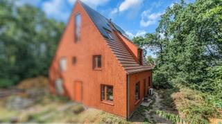 Welkom in deze uitzonderlijke en energiezuinige woning, gelegen aan de Zijstraat 23 in Opglabbeek. Deze halfopen, hedendaagse woning combineert een tijdloze architectuur met de nieuwste bouwtechnieken en een bijzonder hoog wooncomfort. Dankzij de rustige ligging en uitstekende energieprestaties is dit een woning die klaar is voor de toekomst.<br /><br />De woning werd opgetrokken in CLT (Cross Laminated Timber), een innovatieve en duurzame bouwmethode die bekendstaat om haar uitstekende isolerende eigenschappen, aangenaam binnenklimaat en uitzonderlijke stevigheid. De warme uitstraling wordt versterkt door de stijlvolle gelijmde steenstrips, die de woning een unieke en karaktervolle architectuur geven.<br /><br />Met een bewoonbare oppervlakte van 167 m² biedt deze woning alle ruimte voor een gezin. De indeling is praktisch en doordacht, met drie volwaardige slaapkamers, waardoor iedereen zijn eigen plek heeft. De woning beschikt over een stijlvolle, moderne badkamer die werd afgewerkt met kwalitatieve materialen en alle comfort biedt. Hier geniet u van een heerlijk ligbad, ideaal om na een drukke dag volledig tot rust te komen. Daarnaast is de badkamer ruim opgevat en ontworpen met oog voor zowel functionaliteit als een hedendaagse uitstraling. De open keuken is functioneel ingericht en beschikt over de nodige toestellen. Dankzij de open verbinding met de leefruimte blijft u tijdens het koken steeds in contact met uw gezin of gasten.<br /><br />Ook op technisch vlak is werkelijk aan alles gedacht. De woning is uitgerust met de nieuwste energiebesparende technieken, waaronder:<br />- zonnepanelen;<br />- warmtepomp;<br />- airconditioning voor extra comfort tijdens warme zomerdagen;<br />- een regenwaterput;<br />- elektrische screens aan de ramen, die zorgen voor extra privacy, zonwering en een aangenaam binnenklimaat.<br /><br />De uitstekende isolatie vertaalt zich in een indrukwekkend EPC van slechts -9 kWh/m² per jaar, goed voor een A+ energielabel. Dat betekent niet alleen een bijzonder lage energiefactuur, maar ook een woning die volledig klaar is voor de toekomst en voldoet aan de strengste normen op het vlak van duurzaamheid.<br />Binnen geniet u van een warme, natuurlijke sfeer dankzij de houten CLT-structuur, die een uniek gevoel van rust en gezelligheid creëert. De grote raampartijen zorgen bovendien voor een overvloed aan natuurlijk licht en brengen de groene omgeving als het ware naar binnen.<br /><br />Rustig wonen in een groene omgeving<br />De woning bevindt zich in een bijzonder rustige straat, omgeven door groen en natuur. Hier woont u in alle sereniteit, zonder in te boeten aan bereikbaarheid. Op korte afstand vindt u uitgestrekte bossen, wandel- en fietsroutes en de prachtige natuurgebieden van het Nationaal Park Hoge Kempen. Voor liefhebbers van wandelen, fietsen of gewoon genieten van de natuur is dit een absolute toplocatie.<br />Ook op culinair vlak heeft de omgeving heel wat te bieden. In Opglabbeek en de omliggende gemeenten vindt u tal van gezellige brasserieën, restaurants en sfeervolle cafés waar u terechtkunt voor zowel een snelle lunch als een uitgebreid diner. Bovendien bevinden alle dagelijkse voorzieningen zoals winkels, scholen en sportfaciliteiten zich op een korte afstand.<br /><br />Centrale ligging<br />Ondanks de rustige ligging geniet u van een uitstekende bereikbaarheid:<br />Genk centrum bereikt u in ongeveer 20 minuten.<br />Hasselt centrum bevindt zich op ongeveer 30 minuten rijden.<br />Hierdoor combineert u het beste van twee werelden: wonen in alle rust, met de levendigheid van de stad altijd binnen handbereik.<br /><br />Een woning die klaar is voor morgen<br />Deze woning is veel meer dan een mooi huis. Ze biedt een uitzonderlijke combinatie van moderne architectuur, duurzame bouwkwaliteit, een bijzonder laag energieverbruik en een aangename woonomgeving. Dankzij de innovatieve CLT-constructie, de hoogwaardige technieken en de rustige groene ligging investeert u niet alleen in een stijlvolle woning, maar ook in jarenlang zorgeloos wooncomfort.<br />Een unieke kans voor wie op zoek is naar een instapklare, energiepositieve en architecturale woning waar duurzaamheid, comfort en kwaliteit perfect samenkomen.<br /><br />Troeven van deze woning<br />- Slechts 2% registratierechten indien enige en eigen woning** (https://www.vlaanderen.be/belastingen-en-begroting/vlaamse-belastingen/registratiebelasting/verkooprecht/tarieven-in-het-verkooprecht/verlaagd-tarief-in-het-verkooprecht-voor-de-aankoop-van-de-enige-eigen-woning)<br />- Zeer energiezuinig<br />- Instapklaar en kwalitatief afgewerkt<br />- TOP-locatie<br />- Zonnepanelen voor een lagere energiefactuur<br />- Rustige en kindvriendelijke straat<br /><br />Neem gerust een kijkje in de 3D-tour en wandel alvast virtueel door de ruimte - wel zo makkelijk én leuk!<br />https://my.matterport.com/show/?m=4jqJdo8qZNa<br /><br />Wens jij deze parel te bezichtigen? Aarzel niet en neem contact met ons op, we staan voor je klaar!<br />Tel.: 0032 497 84 48 80<br />E-mail: info@caenenvastgoed.be<br /><br />Tot binnenkort!