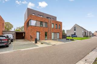 <p><span>Deze instapklare woning combineert modern comfort met een warme, huiselijke sfeer. Met een bewoonbare oppervlakte van ongeveer 160 m² biedt ze voldoende ruimte voor een gezin dat comfortabel en energiezuinig wil wonen.</span></p><p><span>Op het gelijkvloers bevinden zich een inkomhal met gastentoilet, een lichtrijke leefruimte met open keuken en een praktische berging. De eerste verdieping telt twee slaapkamers, een bureau of kinderkamer, een badkamer met bad en toilet en een aparte wasplaats. Op de tweede verdieping is er een ruime slaapkamer of hobbyruimte met douche en een mooi uitzicht over de achterliggende velden.</span></p><p><span>De zuidgerichte tuin is volledig aangelegd en voorzien van een terras, tuinhuis en tuinberging. Daarnaast is er een carport en zijn er verschillende moderne installaties aanwezig, zoals zonnepanelen, airconditioning, een laadpaal, ventilatiesysteem D en een automatisch sproeisysteem. Met een E-peil van 49 dat in de praktijk nog lager ligt dankzij de zonnepanelen is deze woning bijzonder energiezuinig.</span></p><p><span> </span></p><p><span>Enkele Troeven:</span></p><ul><li><span>EPC A </span></li><li><span>Elektriciteit conform </span></li><li><span>Zonnepanelen en airco's </span></li><li><span>Laadpaal</span></li><li><span>Instapklaar en uitstekend onderhouden</span></li><li><span>Ruime en lichtrijke kamers met mooi uitzicht</span></li></ul><p><span> </span></p><p><span>Rustige en kindvriendelijke ligging in Mol-Millegem, vlak bij scholen, winkels, het openbaar vervoer en op slechts 2,5 kilometer van het centrum van Mol</span></p>