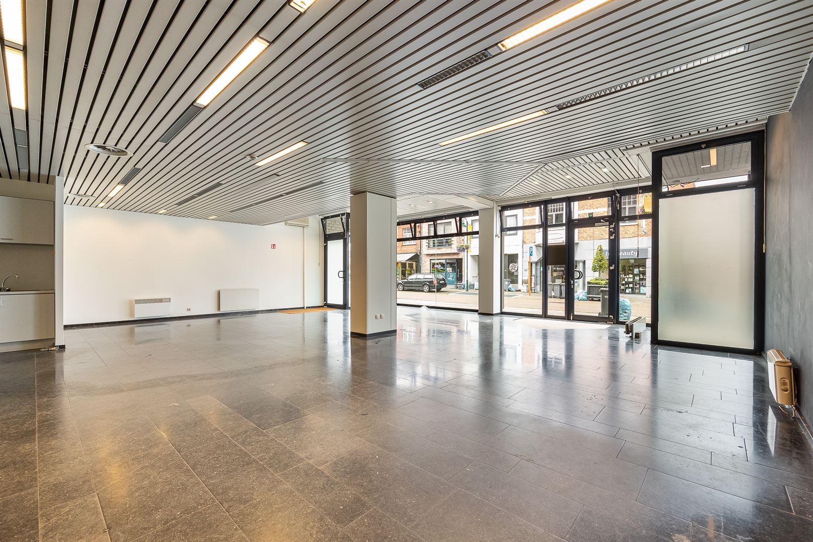 Handelsgelijkvloers met parkings in de Bergstraat! - foto 5