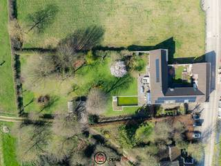 <h2><span>Deze prachtige vierkantshoeve te koop is gelegen op een ruim perceel van 26a69 in een rustige en groene omgeving in Bilzen.</span></h2>
Sommige woningen bieden meer dan enkel ruimte – ze bieden een gevoel.<br />Deze prachtige vierkantshoeve is zo’n plek waar charme, authenticiteit, rust en volledig privacy samenkomen.<br /><br />Van zodra je de hoeve binnenstapt, ervaar je een bijzonder gevoel van openheid en sereniteit.<br />De combinatie van authentieke materialen, warme houtstructuren, hoge plafonds en overvloedige lichtinval creëert een unieke woonbeleving.<br />Grote raampartijen verbinden binnen en buiten en bieden een prachtig zicht op de binnenkoer, op de achterliggende tuin en de omliggende weilanden.<br /><br />Deze eigendom biedt bovendien een uitzonderlijk potentieel. Dankzij de royale volumes en veelzijdige indeling kan deze hoeve volledig worden afgestemd op uiteenlopende woonwensen en levensstijlen.<br /><br />Een bijzondere troef is het aparte woongedeelte aan de voorzijde met leefruimte, keuken, slaapkamer en badkamer. Deze ruimte kan perfect worden gebruikt als kangoeroewoning of gastenverblijf of aangepast worden naar kantoor of praktijkruimte.<br /><br />De ligging combineert het beste van twee werelden: landelijke rust en privacy terwijl je toch geniet van een vlotte bereikbaarheid dankzij de nabijheid van de autosnelweg en is het historische Alden Biesen vlakbij.<br /><br /><strong>INDELING</strong><br />Bij het betreden van de woning kom je terecht in een imposante leefruimte met een indrukwekkend hoog plafond, warme houten accenten en een centrale houtkachel die het hart van de woning vormt.<br />Aansluitend bevindt zich een verhoogd zitgedeelte, ideaal als gezellige lees- of ontspanningsruimte.<br /><br />De leefruimte loopt naadloos over in de zomerleefruimte met eetruimte en verhoogde zithoek, waar binnen- en buitenleven op een natuurlijke manier samenkomen.<br />De keuken met kookeiland vormt een perfecte balans tussen hedendaags comfort en authentieke charme. Het gewelfde bakstenen plafond geeft deze ruimte een bijzonder karakter.<br />Daarnaast is er een praktijkruimte, volledig afgescheiden van zowel het extra woongedeelte aan de voorzijde als het hoofdvolume van de hoeve.<br /><br /><strong>VERDIEPING</strong><br />Op de verdieping bevinden zich vier slaapkamers, waaronder een ruime masterbedroom<br />met badkamer en dressing.<br />De overige 3 slaapkamers delen een tweede badkamer en beschikken eveneens over maatkasten en een dressing.<br /><br /><strong>BUITENRUIMTE</strong><br />De sfeervolle binnentuin met terras en open haard vormt een intieme plek waar je in alle rust kan genieten.<br />Aan de achterzijde strekt zich een prachtige tuin uit met verwarmde zwemvijver en een weids uitzicht over de omliggende velden zonder enige inkijk.<br /><br /><strong>Troeven van deze charmante vierkantshoeve:</strong>
<ul>
<li>Authentieke vierkantshoeve met karaktervolle elementen</li>
<li>Zeer ruime bewoonbare oppervlakte en veelzijdige indeling</li>
<li>Apart woongedeelte met tal van mogelijkheden (kangoeroewoning, praktijkruimte, kantoor)</li>
<li>Sfeervolle binnentuin met terras</li>
<li>Grote zuidwestgerichte tuin met verwarmde zwemvijver</li>
<li>Praktijkruimte met aparte inkom</li>
<li>Hoeve: 4 slaapkamers, 2 badkamers</li>
<li>Gastenverblijf: 1 slaapkamer, 1 badkamer</li>
<li>Garage en carport</li>
<li>Zonnepanelen</li>
<li>EPC C</li>
<li>Warmtepompboiler vernieuwd in 2025</li>
</ul>
Interesse in deze karaktervolle vierkantshoeve? Contacteer ons via Optie M vastgoed I carine@optie-m.be I 0478/41 58 70.<br />Wil je weten wat jouw woning waard is? Contacteer ons via bovenstaande gegevens.<br /><br />Extra informatie: GVG, WGLK, GMO, GVKR, GVV