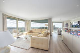 <strong><span>Luxueus drieslaapkamerappartement met panoramisch uitzicht</span></strong><br />Ontdek dit prachtig afgewerkt drieslaapkamerappartement op de 13e verdieping van de recent opgerichte Residentie The Waves, een moderne toplocatie in Oostende.<br />Het appartement geniet van een subliem uitzicht over het groene domein van Wellington Golf én zijdelings zeezicht vanaf de zonnige terrassen.<br />De lichtrijke leefruimte met grote raampartijen biedt een ruimtelijk gevoel en een directe verbinding met de terrassen. <br />De volledig ingerichte open keuken sluit harmonieus aan bij de leefruimte en straalt hedendaags comfort uit.<br />Het appartement beschikt over drie volwaardige slaapkamers, twee stijlvolle badkamers (waaronder één met inloopdouche en één met ligbad), een aparte technische berging en een gastentoilet. Een privatieve kelderberging is inbegrepen in de prijs. U heeft de mogelijkheid tot aankoop van meerdere garageboxen in dezelfde residentie. Dit appartement is het beste van het project The Waves, het combineert zon en zee op een fantastische oppervlakte. <br /><br /><u>Praktisch</u>:
<ul>
<li>oppervlakte: 134 m² + ruime zonnige terrassen</li>
<li>Mogelijkheid tot aankoop van 3 garages</li>
<li>K.I.: € 1.337,00</li>
<li>EPC: 74 kWh/(m² jaar) - A-label</li>
</ul>