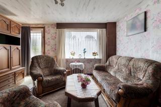 Deze te renoveren woning, gebouwd in 1958, is gelegen op een mooi perceel van 9 are 50 centiare aan de Oude Mechelsebaan in Langdorp. Dankzij de gunstige ligging geniet u van een rustige woonomgeving, terwijl het centrum van Aarschot met winkels, scholen, openbaar vervoer en andere voorzieningen zich op korte afstand bevindt. De woning beschikt over een EPC-label F, waardoor de renovatieplicht van toepassing is. Dit biedt u echter de ideale kans om de woning volledig naar eigen smaak en hedendaagse normen te vernieuwen. Met de huidige indeling als basis zijn er tal van mogelijkheden om de ruimtes anders in te delen en een comfortabele gezinswoning te creëren die volledig aansluit bij uw woonwensen. Het ruime perceel biedt bovendien voldoende plaats voor een mooie tuin, terras of andere buiteninrichting. Bent u op zoek naar een renovatieproject met veel potentieel op een aantrekkelijke locatie? Dan is deze eigendom beslist een bezoek waard.