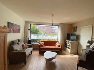 Ontdek deze volledig gerenoveerde charmante woning in een kindvriendelijke buurt. Een ideale gezinswoning voor wie een thuis zoekt in een rustige groene wijk vlakbij het centrum.
Met een uitstekende EPC-waarde van 107 combineert deze woning ruimte en energiezuinig comfort.
Dankzij de grote raampartijen, warme parketvloeren en het mooie uitzicht op voor- en achtertuin geniet je overal van een aangename lichte sfeer.
De inkomhal met gastentoilet brengt je naar een gezellige open keuken en een mooie leefruimte. Vanuit de goed ingerichte keuken heb je toegang tot de kelder en ruime garage met volop opbergmogelijkheden. Via de garage (met automatische poort) kom je in een aparte praktische wasplaats / technische ruimte met verbinding naar de achtertuin.
Op de eerste verdieping bevinden zich 3 slaapkamers (waarvan 2 met ingemaakte kasten) en een comfortabele badkamer met inloopdouche, lavabo en toilet.
Via een vaste trap bereik je de volledig afgewerkte zolder, perfect voor een hobbykamer of extra slaapkamer
Troeven:
- rustige kindvriendelijke ligging (lus straat) in de tuinwijk
- half open bebouwing met veel natuurlijke lichtinval
- uitstekende EPC-waarde van 107
- 3 tot 4 slaapkamers, waarvan 1 goed te gebruiken als bureauruimte
- volledig afgewerkte zolderverdieping, met vaste trap en aansluiting koud / warm water
- ruime geïsoleerde garage, ideaal voor extra bergruimte.
- aparte praktische wasplaats / technische werkruimte met toegang tot tuin
- voortuin en achtertuin (met serre) in een mooie groene omgeving
- regenwaterput met aansluiting op toilet en wasmachine
- centraal stofzuigsysteem
- automatische sun-screens
- zonnepanelen