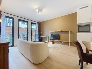 Super <strong>centraal </strong>gelegen <strong>GEMEUBELD</strong> appartement (ca.70m²) met terras en privé daktuin van ca.37m². Op wandelafstand vindt u het Stadspark, Centraal Station en tal van winkels en restaurants. <br /><br /><strong>Indeling:</strong> Leefruimte op parketvloer met veel lichtinval. Via de grote ramen ga je naar het overdekt terras en aanliggende daktuin (ca.30m²). Een open volledig ingerichte keuken (incl. vaatwasser en oven). Ruime aparte berging. Badkamer met ligbad en regendouche, afgescheiden toilet en berging met een combi was-/droogmachine. Een aparte slaapkamer voorzien van ingebouwde dressing.<br /><br /><strong>Bijzonderheden: </strong>
<ul>
<li>Privé kelderberging. </li>
<li>Huren op vennootschap mogelijk.</li>
<li>Ondergrondse autostaanplaats apart beschikbaar.</li>
<li><span>Alg. kosten €110,- of ALL-IN formule mogelijk.</span></li>
</ul>