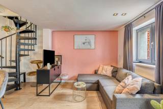 Welkom in deze ideale starterswoning op een zeer rustige locatie te Huizingen. Je wordt verwelkomd in de inkomhal die leidt naar de open keuken en leefruimte. De charmante keuken beschikt over een groot werkblad, veel opbergruimte en is voorzien van kwaliteitsvolle materialen. De leefruimte creëert een gezellige sfeer omwille van de mooie parketvloer. Via de trap kom je op de eerste verdieping terecht, hier vind je de ruime slaapkamer en de badkamer, met wastafel en douche. Ook hier een warme indruk omwille van de parketvloer in de slaapkamer. Aan de voorkant van het huis bevindt zich een ruim, zuidwest gericht terras. Daarnaast beschikt de woning over een grote tuin die helemaal tot aan de straat doorloopt. Als kers op de taart krijg je er een conforme elektriciteitskeuring bij. Geen renovatieverplichting. Deze woning is ideaal als eerste woning of als investering. Zeer rustige locatie maar toch op een boogscheut van winkels, centrum Huizingen, Lot, Halle,... Mis je kans niet om dit huis te komen bezichtigen, we kijken ernaar uit om je te mogen verwelkomen. 