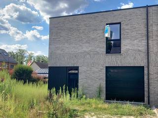 Op lot 1 is een energiezuinige halfopen woning in moderne architectuur op een grondopp. van 328m² en met een totale bewoonbare oppervlakte van...