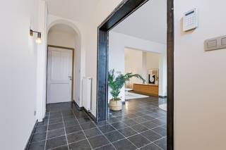 <p><u><strong>TROEVEN:</strong></u><br />+ Asbestveilig<br />+ Inpandige garage<br />+ Geen renovatieplicht<br />+ Rustige ligging met goede verbindingen<br /><br />Welkom in deze charmante eengezinswoning gelegen aan de Kortenbosstraat in Sint-Truiden. Dit huis, gebouwd in 1930 en recentelijk grotendeels gerenoveerd in 2019, ademt een warme sfeer die je meteen thuis laat voelen en straalt vandaag nog steeds dezelfde klasse en uitstraling uit waarmee ze destijds werd ontworpen.<br /><br />Achter de karaktervolle gevel schuilt een woning met bijzonder veel potentieel. Via de ruime inkomhal met gastentoilet kom je terecht in de royale leefruimte met aansluitend open keuken, voorzien van alle modern comfort. Naast de keuken ligt een praktische wasplaats. Grote raampartijen zorgen voor een aangename lichtinval en creëren een mooi contact met de tuin.</p>
<p>Met een indrukwekkend perceel van maar liefst 900m² heb je volop ruimte om te genieten van de buitenlucht. De tuin biedt een geweldige mogelijkheid voor het creëren van een persoonlijke oase waarin je kunt ontspannen of samenzijn met vrienden en familie.<br /><br />De trap leidt je naar het eerste verdiep met 2 ruime slaapkamers, een polyvalente kamer en een in te richten badkamer met aansluitend dressing.<br /><br />Een vaste trap vanuit de polyvalente kamer leid je naar de 2de verdieping. Hier vind je nog 2 extra slaapkamers, een badkamer en CV-ruimte.<br /><br />De garage is een praktische aanvulling die ervoor zorgt dat je je auto veilig kunt parkeren en geeft rechtstreeks toegang tot de tuin. De strategische ligging van deze woning maakt het eenvoudig om te genieten van de nabijheid van lokale voorzieningen zoals winkels, scholen en openbaar vervoer.</p>
<p>Dit is niet zomaar een huis, maar een plek waar je nieuwe herinneringen kunt creëren.<br /><br />Wie droomt van een stijlvolle thuis die met enkele afwerkingen kan uitgroeien tot een hedendaagse en luxueuze gezinswoning, vindt hier een unieke opportuniteit.<br /><br /><strong><u>CONTACT:</u></strong><br />Als je op zoek bent naar een woning die authentiek karakter combineert met moderne gemakken, dan is deze woning de ideale keuze. <br />Contacteer mij voor meer info of voor een vrijblijvende afspraak via 0475/47.44.50. Ik verwelkom je graag in jouw toekomstige thuis.<br /><br /><em>De vermelde oppervlaktes zijn slechts indicatief. Katrien Wouters - creating IMMOtions kan niet verantwoordelijk gesteld worden voor de juistheid van de aan haar verstrekte gegevens.</em></p>