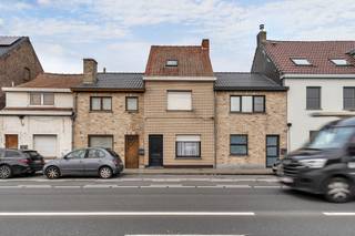 Deze charmante woning is ideaal gelegen nabij het centrum van Deinze, op wandelafstand van winkels, scholen en het openbaar vervoer.Dankzij de vlotte...