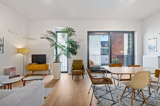 Bent u op zoek naar een centraal gelegen appartement met een recent bouwjaar? Kom dan zeker eens kijken naar dit appartement in de Wijnegemstraat 41.<br />Het is gelegen op wandelafstand van winkels, openbaar vervoer, scholen en belangrijke invalswegen. Ook parken en gezellige buurtvoorzieningen liggen vlakbij.<br /><br />Het appartement is gelegen op de tweede verdieping van een verzorgd gebouw met in totaal drie verdiepingen. Het gebouw zelf dateert uit 2015 en beschikt over een lift.<br /><br />Bij binnenkomst kom je terecht in de inkomhal die uitgeeft op de lichtrijke leefruimte<strong> </strong>met open keuken. De leefruimte is afgewerkt met een parketvloer en geniet van een aangename lichtinval. De open keuken is volledig uitgerust en voorzien van een combi-oven, 4-pits gasvuur, koelkast, vriezer, spoelbak, vaatwasser en dampkap.<br />Via deze ruimte kan u het aangenaam terras van 6m² bereiken. <br />De badkamer beschikt over een tegelvloer, dubbele lavabo, bad met douchefunctie, handdoekradiator en is volledig betegeld, wat zorgt voor een frisse en onderhoudsvriendelijke afwerking. Daarnaast is er een apart toilet aanwezig.<br />Het appartement telt twee slaapkamers van 14 m² en 9 m².<br /><br />De vaste kosten bedragen ongeveer €109,00 per maand.<br /><br />Pluspunten:<br />+ Recent bouwjaar<br />+ Parketvloer over heel het appartement<br />+ Elektriciteit conform / gunstig EPC (A!!)<br />+ Gemeenschappelijke fietsenstalling op het gelijkvloers + privatieve berging<br />+ Gunstig EPC <br />+ Ruim terras<br /><br />Heeft u interesse in dit instapklaar appartement en wenst u een bezoek ter plaatse in te plannen? Aarzel niet ons te contacteren op het nummer 03 337 50 70 of via info@vbvastgoed.be.