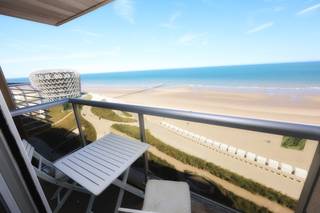 Vous recherchez un pied-à-terre à la côte avec une vue exceptionnelle ? Découvrez ce charmant studio situé au 9ᵉ étage de la Résidence <strong>Cintra</strong> à Middelkerke.<br />Idéalement situé le long de la digue piétonne, ce bien bénéficie d'un emplacement privilégié où règne une véritable atmosphère de vacances. Restaurants, bistrots, bars de plage et commerces se trouvent à quelques pas seulement.<br />Le point fort incontestable de ce studio est sa vue panoramique spectaculaire sur la mer du Nord et le célèbre Silt, offrant un cadre unique pour profiter pleinement de la côte belge.<br />Le studio se compose de :
<ul>
	<li><span>Hall d'entrée avec toilette séparée</span></li>
	<li><span>Salle de bains équipée d'une douche à l'italienne et d'un meuble lavabo</span></li>
	<li><span>Cuisine ouverte avec évier, réfrigérateur, plaque de cuisson électrique et rangements</span></li>
	<li><span>Espace de vie lumineux comprenant un lit escamotable pour deux personnes ainsi qu'un canapé-lit pour deux personnes</span></li>
	<li><span>Terrasse accessible par une baie vitrée, offrant une magnifique vue sur la mer</span></li>
</ul>
<strong>Les atouts du bien</strong><br />✔ Vue exceptionnelle sur la mer et le Silt<br />✔ Situé au 9ᵉ étage de la Résidence Cintra<br />✔ Accès direct par la digue piétonne<br />✔ Installation électrique conforme aux normes AREI<br />✔ Charges communes : seulement 70 € par mois<br />✔ Idéal comme résidence secondaire, investissement ou logement de vacances<br />Laissez-vous séduire par cet emplacement unique et cette vue à couper le souffle.<br /><strong>Intéressé(e) ?</strong> Contactez-nous pour organiser une visite au <strong>0495/50.69.20</strong> ou par e-mail à <strong>nicolas@jolieinvest.be</strong>.<br /> 