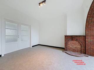 Cet appartement rénové et agréable situé au 156, Karel de Stoulaan allie confort et emplacement idéal. Avec une chambre à coucher et une salle de bain, il offre un espace de vie parfait pour les célibataires ou les couples à la recherche d’un logement calme et fonctionnel. L’agencement crée un intérieur lumineux et convivial.<br /><br />Grâce à sa situation centrale sur la Karel de Stoulaan, vous êtes à proximité de divers commerces, écoles et transports en commun, rendant la vie quotidienne très pratique.<br /><br />De plus, l’appartement est bien entretenu et prêt à emménager, vous permettant d’en profiter immédiatement. Ce bien constitue un excellent choix pour ceux qui souhaitent vivre au centre, avec confort et espace, dans un quartier agréable.<br /><br />€50 provision pour la consommation privée d’eau <br />€25 forfait pour les charges communes (indexé annuellement)