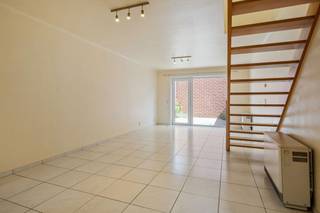 <u><strong>Ligging</strong></u><br />Deze recente woning, gebouwd in 2011, is gunstig gelegen in het centrum van Celles, net over de taalgrens. Winkels, horeca en andere nodige voorzieningen bevinden zich op korte afstand.<br />Indeling<br />Op het gelijkvloers kom je via de inkomhal met apart gastentoilet in de lichtrijke leefruimte met aansluitende keuken. Op de eerste verdieping bevinden zich de nachthal, twee volwaardige slaapkamers en de badkamer. Daarnaast beschikt de woning over een praktische zolder, een aangename koer en een privatieve parkeerplaats voor de deur.<br /><br /><u><strong>Technisch</strong></u><br />De woning werd gebouwd in 2011 en verkeert in een verzorgde staat van onderhoud. Ze beschikt over een EPC-label C, met een energiescore van 235 kWh/m² per jaar.<br /><br /><u><strong>Troeven</strong></u>
<ul>
	<li>Centrale ligging in Celles</li>
	<li>Recente woning van bouwjaar 2011</li>
	<li>2 volwaardige slaapkamers</li>
	<li>Lichtrijke leefruimte</li>
	<li>Praktische zolder</li>
	<li>Aangename koer</li>
	<li>Privatieve parkeerplaats voor de deur</li>
	<li>EPC-label C</li>
</ul>
<br />Onmiddellijk beschikbaar<br /><br /><u><strong>Contact</strong></u><br />Voor meer info of een bezoek kan u contact opnemen met Realimmo via info@real-immo.be of 056 61 41 61.<br /> 