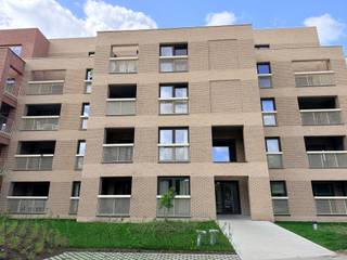 <p><span>Dit moderne appartement van bevindt zich in Maasmechelen en maakt deel uit van een nieuwbouwproject met strakke, eigentijdse afwerking. De combinatie van een heldere indeling, veel natuurlijk licht en een ruim terras biedt een aantrekkelijk instapklaar woonadres van wel 103m²!</span></p><p><span> </span></p><p><span>Indeling en leefruimte: bij het binnenkomen treft u een praktische gang met bergruimte en een apart gastentoilet. Rechts vindt u een complete badkamer en twee slaapkamers, waarvan één als hoofdslaapkamer kan dienen met voldoende kastruimte. Centraal in het appartement bevindt zich de ruime living met open keuken en kookeiland. Zonnig terras en lichtinval: vanuit de living wandelt u rechtstreeks naar het grote terras dat een extra leefruimte buiten creëert. </span></p><p><span> </span></p><p><span>Grote ramen zorgen voor voldoende daglicht en een open, luchtige sfeer in het hele appartement.</span></p><p><span> </span></p><p><span>Afwerking en wooncomfort: het appartement onderscheidt zich door moderne afwerking en hoogwaardige bouwkwaliteit. Het is flexibel ingedeeld en aangepast aan hedendaagse woonwensen, met aandacht voor praktisch gebruik en comfort. Zo werd dit appartement ook voorzien van 3 airco's!!</span></p><p><span> </span></p><p><span>Ligging en voorzieningen: gelegen in een vernieuwde woonwijk van Maasmechelen met gemakkelijke toegang tot winkels, horeca, scholen en openbaar vervoer. </span></p><p><span> </span></p><p><span>Belangrijkste kenmerken:</span></p><p><span>- Lift</span></p><p><span>- Vloerverwarming</span></p><p><span>- Zonnepanelen</span></p><p><span>- Warmtepomp</span></p><p><span>- Kelderberging</span></p><p><span>- 2 Ondergrondse autostaanplaatsen! </span></p><p><span>- 2 slaapkamers</span></p><p><span>- Ruime open living met keuken en kookeiland</span></p><p><span>- Badkamer en apart toilet</span></p><p><span>- Berging/bergruimte</span></p><p><span>- Ruim privéterras</span></p><p><span>- Moderne afwerking en bouwkwaliteit</span></p><p><span>- Praktische indeling met veel daglicht</span></p><p><span>- Centrale ligging in Maasmechelen, nabij voorzieningen</span></p><p><span> </span></p><p><span>Beschikbaarheid april 2026</span></p><p><span>Huurprijs: € 1175/maand + € 110/maand provisie</span></p><p><span>EPB beschikbaar.</span></p><p><span> </span></p><p><span>Wenst u zich kandidaat te stellen voor dit appartement/huis dan kan dit enkel en alleen door het invullen van onze infolijst. U gaat hiervoor naar onze site www.jemar.be, kiest daar het juiste pand en klikt dan op het groene balkje "vraag je bezoek aan". Wij contacteren u voor een eventueel bezoek in te plannen.</span></p><p><span> </span></p>