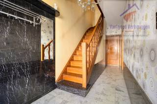 Deze te renoveren woning is schitterend gelegen in één van de meest gewenste straten van het stadscentrum, op 5 minuten wandelen van de Grote Markt...