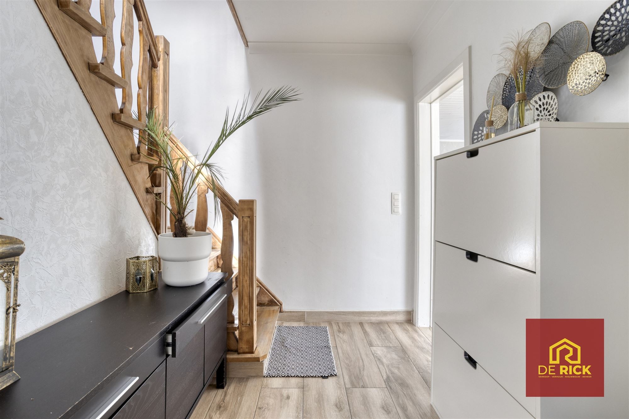 Grote woning met 4 slaapkamers en magazijn - foto 2