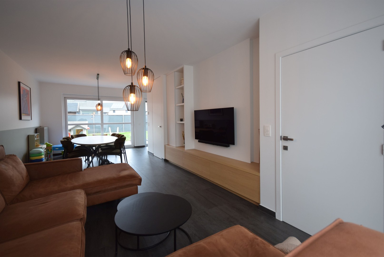 Ruime gezinswoning met drie slaapkamers en tuin - foto 3