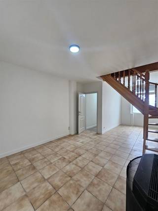 Instapklare woning met 3 slaapkamers en tuin.Deze karaktervolle rijwoning is gelegen in de Clementwijk vlakbij het centrum van Sint-Niklaas en het...