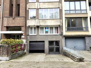 TE HUUR: Centraal gelegen ruim appartement (openbaar vervoer en supermarkt,... op wandelafstand) met 2 slaapkamers. Het appartement in deze residentie met lift bevindt zich op de 1ste verdieping en kent volgende indeling: inkomhal met ingemaakte kasten, living (32 m²), keuken (keramische kookplaat, dampkap, vaatwas, gootsteen, meubilair), 2 slaapkamers (13 en 9 m²), afgesloten terras/veranda, apart toilet, badkamer met bad/douche en lavabomeubel. Op het gelijkvloers is er een privatieve berging en een staplaats voor de wagen voorzien. CV op aardgas (nieuwe ketel), gunstig EPC = 126 kwh/m² -jaar. Maandelijkse gemeenschappelijke lasten: 100 € (incl. waterverbruik), huurwaarborg 3 maand. Beschikbaar vanaf 01/11/2026. <br />Meer info en/of bezoek uitsluitend via email: info@denderimmo.be