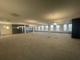 Instapklaar kantoor van 375 m² te huur op amper 5 min. rijafstand van de E17 te Zele.<br /><br />Het lichtrijke kantoor dat zich situeert op de derde verdieping, is momenteel ingedeeld in verschillende ruimtes en van alle hedendaagse comfort voorzien. De ruimte maakt deel uit van kantorencomplex dat voorzien is van een fitnessruimte, lift, overdekte parkeermogelijkheden etc. Mogelijkheid tot het huren van serverruimte, archief, stockage en/of parkeerplaatsen (7 euro per maand per parkeerplaats). Onmiddellijk beschikbaar.<br /><br />Voor bijkomende inlichtingen of een plaatsbezoek kan u contact opnemen met PANORAMA 09 225 09 09.
