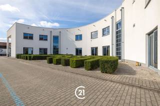 <p>Op zoek naar een ruim en veelzijdig bedrijfspand op een strategische locatie? Dit multifunctionele kantoorgebouw, gelegen in het industriepark van Zwijnaarde, biedt tal van mogelijkheden voor ondernemingen die op zoek zijn naar een praktische en professionele werkomgeving.</p><p>Het gebouw beschikt over maar liefst 16 afzonderlijke kantoorruimtes, verdeeld over twee verdiepingen. Dankzij zijn bestemming als industriegebied en zijn flexibele indeling is het pand geschikt voor uiteenlopende professionele activiteiten,zoals een artsenpraktijk, medisch labo,...<br />Op de gelijkvloerse verdieping bevindt zich een toiletcomplex.</p><p>Een absolute troef is de ruime parkeergelegenheid: op het buitenterrein zijn maar liefst 23 parkeerplaatsen voorzien, ideaal voor medewerkers en bezoekers.</p><p>De ligging in het industriepark van Zwijnaarde maakt dit pand tot een interessante opportuniteit voor bedrijven die op zoek zijn naar een functionele uitvalsbasis in een professionele bedrijfsomgeving.</p><p>Interesse? Contacteer ons voor meer informatie en het inplannen van een bezoek ter plaatse.</p>