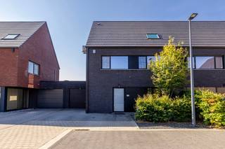 Gelegen in een rustige doodlopende straat, op een steenworp van het prachtige natuurdomein De Renesse en het centrum van Oostmalle, vindt u deze mooi BEN-woning. Met een bewoonbare oppervlakte van 268 m², domotica en een hoge afwerkingsgraad, biedt dit huis de perfekte balans tussen rust en modern wooncomfort.<br /><br /><span>Gelijkvloers<br /></span>U stapt de woning binnen via de ruimte inkomhal met ingemaakte vestiairekasten. Er bevindt zich tevens een ruim gastentoilet met lavabo.<br />De lichtrijke keuken en leefruimte baden in het natuurlijke licht door de grote ramen. Tijdens de warme zomers zorgt de airconditioning voor een heerlijke verkoeling. Verder beschikt de woning over een berging/wasplaats en gekoppelde garage<br /><br /><span>Eerste verdieping</span><br />Hier bevinden zich twee bijzonder ruime prachtig afgewerkte slaapkamers. De badkamer straalt pure luxe uit en beschikt over een grote inloop-regendouche, een ligbad, een dubbele lavabo en een grote spiegelpartij. Een grote strakke bureau is geïntegreerd in de hal.<br /><br /><span>Tweede verdieping</span><br />Ook hier vindt u 2 ruime slaapkamer, voorzien van grote veluxramen die zorgen voor een natuurlijk licht. Ook de tweede handige badkamer, compleet met een ruime regendouche, lavabo en toilet biedt het nodige comfort.<br />Via een valtrap bereikt u een grote bergzolder.<br /><br />De tuin is zuidgericht, volledig omheind en heeft een riant terras van 40m² stijlvol afgewerkt tussen de terrasmuren.<br /><br />TROEVEN IN DE KIJKER<br />BEN-woning : EPC A <br />C+ ventilatiesysteem<br />Zonnepanelen<br />Slimme domotica : bedien alles vanop afstand via de smartphone<br />elektrische rolluiken over de gehele woning<br />alarmsysteem<br />4 ruime slaapkamers met airco<br /><br />
<p>Zin om van deze woning je nieuwe thuis te maken?</p>
<p>Bel Flor Vastgoed voor een afspraak ter plaatse op 03/283 62 43!</p>
