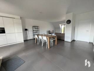 Zeer ruim duplexappartement met lichtrijke leefruimte, 3 slaapkamers, 2 mooie terrassen en ondergrondse parking met kelderberging in het centrum van Lommel.<br /><br /><strong>INDELING:</strong><br />Kelder: parking, berging<br />2de verdiep: inkomhal, toilet, woonkamer, keuken, wasplaats, slaapkamer, 2 terrassen<br />3de verdiep: nachthal, 2 slaapkamers, badkamer <br /><br /><strong>BIJZONDERHEDEN:</strong><br />- Gemeenschappelijke kosten : € 100/maand<br />- Beschikbaar vanaf 1 januari 2027 <br /><br /><span>Indien u een bezichtiging wenst, gelieve u hieronder kandidaat te stellen.</span><br /><span>Zodra een bezichtiging mogelijk is, zullen we u contacteren voor een afspraak.<br /><br />Door de grote toestroom van huuraanvragen, zijn we niet in de mogelijkheid iedereen persoonlijk te beantwoorden, indien u binnen 10 dagen geen reactie van ons heeft ontvangen, komt u niet in aanmerking voor dit pand.<br /><br /></span>