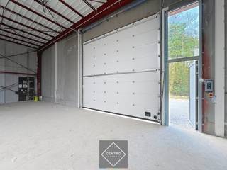 <u><strong>AFWERKING:</strong></u><br />- Staalstructuur met vrije hoogte van 5,20 m.<br />- Gevelwanden in geïsoleerde rode prefab betonpanelen (sandwichconstructie met binnenblad van 8cm getrild beton, 10cm PIR en buitenblad van 6cm glad bekist beton).<br />- Op de gevel is een plaats voorzien voor uniforme reclame van de verschillende bedrijven. Deze plaats is voor iedere loods uniform. De reclame op de gevel zal op kosten van de koper geplaatst worden.<br />- Scheidingswanden, binnenwanden in cellenbetonplaten: waar nodig brandweerstanden voorzien RF60' en RF120'. De verticale voegen worden dichtgespoten met een elastische kit.<br />- Scheidingswanden, binnenwanden in prefabbeton: dikte min. 12cm, voegen worden opgespoten met een elastische kit.<br />- Gepolierde betonvloer 15cm dik op een PE-folie, gewapend met net 150/150/5/5. Afgewerkt met kwarts, en ingezaagd met open krimpvoegen welke niet opgespoten worden. Voorziene belasting 1.000kg/m².<br />- Dakstructuur in metalen dakplaten (steeldeck RAL 9002) geïsoleerd met PIR platen (12cm) en TPO-dakbedekking 1,5mm.<br />- In het dak van het magazijn is een lichtstraat of een lichtdoorlatende RWA voorzien.<br />- Structuur + dak voorzien voor plaatsen PV installatie met max. belasting van 15kg/m².<br />- 1 elektrische sectionaalpoort ASSA Abloy, aluminium geïsoleerde panelen. (b: 4,00m -h: 4,20m) met aparte loopdeur en extra vluchtdeur.<br />- Buitenschrijnwerk in aluminium (raam-, poort- en deurkaders). Op vloerniveau dorpels in blauwe hardsteen, op de verdieping ALU raamdorpels.<br /><br />Deze units voldoen aan de veiligheidsnormen <em><strong>“Brandklasse C”</strong></em> (strengste normering) en<strong> <em>K-peil 40 </em></strong>! Brandkoepel met brandcentrale.<br /><br /><u><strong>NUTSVOORZIENINGEN:</strong></u><br />De kosten voor het aansluiten van het algemeen laagspanningsbord (ALSB) en de opening van de meters (elektriciteit, - en watermeter, inclusief het aangaan van leveringscontract (forfait) voor water en elektriciteit voor enkel het open van deze meters) worden als forfait aangerekend bovenop de verkoopprijs. Het leveringscontract voor elektriciteit en water wordt bij oplevering overdragen aan de kopers. Er is een aansluiting voorzien op het WARMTENET (loodsen én kantoren) . Er is een gescheiden rioleringsstelsel voorzien voor afvoer regenwater en afvalwater. Er is een afvoer voor toilet voorzien. <br /><br /><u><strong>OMGEVINGSWERKEN en TOEGANGSWEGEN:</strong></u><br />Rond de gebouwen zal de buitenaanleg en de groenaanleg uitgevoerd worden zoals aangeduid op de plannen.<br />De wegenis rond de gebouwen en de toegang tot het bedrijvenpark worden uitgevoerd in beton.<br /><br /><u><strong>BESTEMMING:</strong></u><br />De karaktervolle site is gelegen in een zone voor milieubelastende industrie, een bestemming die niet meer wenselijk is. Samen met de Stad Kortrijk werden stappen gezet om het gebied te herbestemmen via de opmaak van een Ruimtelijk Uitvoeringsplan (RUP). Betreft een gemengde herontwikkeling met hoofdzakelijk bedrijvigheid (magazijnen, ateliers, showrooms), aangevuld met wonen en kantoren. <br /><br /><u><strong>LIGGING:</strong></u><br />Ten zuiden van de historische binnenstad van Kortrijk, tussen het ei en de Doorniksewijk, bevindt zich de wijk Walle.<br />Rechtstreekse fiets-en voetgangersverbinding tussen Walle en Park De Blauwe Poort.<br />Onmiddellijke verbinding naar de E17 op- en afrit Kortrijk-Zuid alsook de R8. Het station van Kortrijk situeert zich op amper 1,5 km.<br /><br /><u>* Bijzonderheden:</u><br />- Vermelde prijzen zijn exclusief btw, incl. aansluitingskosten van de nutsleidingen (W+E+warmtenet+data);<br />- Incl. 8 parkeerplaatsen (€ 5.000 excl. BTW /parkeerplaats). De parkeerplaatsen zijn voorzien voor het plaatsen van een laadpaal !<br />- Interessant voor btw-plichtige (21% btw is volledig recupereerbaar, geen registratie!)<br />- Onze referentie op <strong>www.centro.be</strong>: <strong>Q0720</strong> of contacteer ons op <strong>050 70 01 02</strong>.<br /><br /><strong>CENTRO | BEDRIJFSVASTGOED</strong> is reeds 25 jaar <u>gespecialiseerd in de bemiddeling van commercieel- en bedrijfsvastgoed</u> in West- en Oost Vlaanderen.<br /><span><strong>Wilt u ook weten hoeveel uw bedrijfsgebouw waard is?</strong></span><br />Contacteer ons vrijblijvend voor een marktconforme waardebepaling van uw pand.
