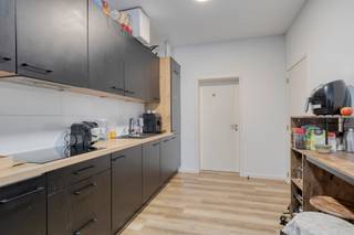 Ruime stadswoning met 6 kamers en 5 badkamers in het centrum van Leuven.<br /><br />Extra troeven zijn de grote stadstuin met berging, 2 terrassen en een groendak.<br /><br />Op het gelijkvloers bevinden zich de eetkamer, keuken en de woonkamer met zicht op de tuin.<br /><br />Deze woning is eveneens geschikt voor cohousing en wordt momenteel ook zo verhuurd.<br />Bij eigen bewoning is het optioneel mogelijk om 3 kamers te verhuren via de "kotmadamformule".<br /><br />De totaalrenovatie van 2022 voldoet met een EPC A aan de energiedoelstelling van 2050.<br />De woning werd daarenboven uitgeurst met 18 m² zonnepanelen voor een totaal van 4000 Wp.<br /><br />De bezoekdagen zijn op 24/4 en 25/4, u kan zich inschrijven via www.living-stone.be. De geafficheerde prijs is een instelprijs, het reglement en alle andere documenten kan u dowloaden op onze website. De biedprocedure wordt afgesloten op 27/4 om 21u.