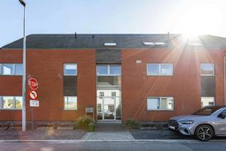 <div>
<p>Appartement lumineux et spacieux avec 3 chambres, une grande terrasse et une place de garage</p>
<p>Cet appartement spacieux et lumineux offre un cadre de vie agréable, alliant espace et confort. Le vaste salon, associé à la cuisine ouverte et équipée, forme un espace de vie chaleureux où il fait bon se détendre.</p>
<p>L'appartement dispose de trois chambres spacieuses, idéales pour une famille, un bureau à domicile ou un espace de loisirs. Il comprend également deux espaces de rangement pratiques.</p>
<p>La grande terrasse constitue un atout indéniable : vous pourrez y profiter pleinement des journées ensoleillées, y prendre un repas convivial en plein air ou vous y détendre après une journée bien remplie.</p>
<p>De plus, l'appartement dispose d'une place de garage, ce qui apporte un confort et une commodité supplémentaires.</p>
<i></i></div>