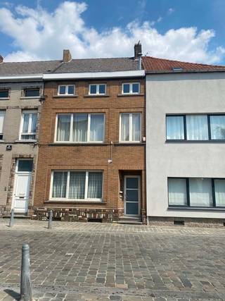 Deze aangename woning is centraal gelegen en biedt heel wat mogelijkheden.<br />De woning beschikt momenteel over 2 kamers en een aangename tuin.<br />Een absolute troef is de ruime, inrichtbare zolderverdieping, die voldoende potentieel biedt om 2 extra grote kamers te creëren.<br />Hierdoor kan de woning eenvoudig uitgebreid worden naar een ruime gezinswoning met maar liefst 4 kamers.<br /><br />De centrale ligging zorgt voor een uitstekende bereikbaarheid en een vlotte verbinding met winkels, scholen, openbaar vervoer en andere voorzieningen.<br /><br />Troeven:<br />Centrale ligging<br />Momenteel 2 kamers<br />Ruime inrichtbare zolder voor 2 extra grote kamers<br />Aangename tuin<br />Veel uitbreidingsmogelijkheden<br />Ideaal als gezinswoning of investering<br /><br />Een woning met veel potentieel, ideaal voor wie ruimte en mogelijkheden wil combineren met een centrale ligging.<br /><br />Een bezoek plannen of wil je meer info ? contacteer ons via www.destryker.be of via tel 02/356.61.60<br />