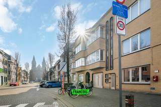 Dit opbrengstgebouw is centraal gelegen aan de stadsrand van Oostende, in de Heilig-Hartlaan 3, met vlotte bereikbaarheid en nabijheid van winkels, openbaar vervoer en groene zones. Het pand bevindt zich op een perceel van 157,80 m² en omvat drie volwaardige appartementen en een ruime kelderverdieping met afzonderlijke bergingen.<br /><br />Indeling en kenmerken:<br /><br />Elk appartement beschikt over een gelijkaardige functionele indeling met een lichtrijke woonkamer (salon vooraan en eetplaats), een semi-inggerichte keuken, een apart toilet, een douchekamer (op de verdiepingen) en twee slaapkamers.<br /><br />Het gelijkvloers appartement (101 m²) beschikt bijkomend over een koer en een badkamer met ligbad.<br /><br />De appartementen op de eerste en tweede verdieping (respectievelijk 98 m² en 155 m² inclusief dakverdiep) zijn voorzien van een balkon, met potentieel tot uitbreiding van de badkamer door het integreren van deze ruimte.<br /><br />Het duplex appartement op de tweede verdieping omvat tevens het dakverdiep, waar zich nog twee extra slaapkamers en een bijkomende badkamer bevinden.<br /><br />Financieel:<br /><br />Het gebouw is volledig verhuurd, wat zorgt voor een stabiele maandelijkse huuropbrengst van €2.104.<br /><br />Appartement 0001 (101 m²): verhuurd aan €639,07 – EPC: 423<br /><br />Appartement 0101 (98 m²): verhuurd aan €693,91 – EPC: 250<br /><br />Appartement 0201 + dak (155 m²): verhuurd aan €771 – EPC: 327<br /><br />Technisch:<br /><br />Alle appartementen beschikken over een conforme elektrische installatie (blanco keuring).<br /><br />Dit pand vormt een interessante investering met onmiddellijke opbrengst en verdere optimalisatiemogelijkheden.