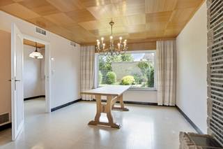 Welkom in deze ruime halfopen woning, gelegen in een gezellige en kindvriendelijke wijk van Roeselare. Deze woning biedt met 5 volwaardige slaapkamers, een zeer aangename tuin en mogelijkheid tot het aankopen van een garagebox heel wat potentieel voor wie op zoek is naar een renovatieproject met ruimte en karakter.De woning is centraal gelegen nabij winkels, scholen, openbaar vervoer en belangrijke invalswegen, wat zorgt voor een vlotte bereikbaarheid en een comfortabele woonervaring.Achteraan is er een gezellige tuin, perfect om te ontspannen of voor spelende kinderen.Hoewel de woning renovatiewerken vereist, is dit een uitgelezen kans om alles naar eigen smaak en stijl in te richten. Met de juiste aanpak maak je van deze woning een warme, hedendaagse thuis.Troeven van het huis:- zeer ruim waardoor diverse mogelijkheden- parkeergelegenheid met staanplaats en garage- rustig doch centrale ligging nabij centrum Roeselare - zijdoorgang naast de woning wat een grote troef isBen je op zoek naar een statig halfopen huis in een kindvriendelijke rustige omgeving nabij het centrum van Roeselare? Neem dan vandaag nog contact op met Mathias via 0472 18 39 90 of mathias.lauwyck@dewaele.com!De eigendom wordt aangeboden via de Power-sale formule. Van 09/02/2026 om 09:00 tot 14/02/2026 om 12:00 kan u de woning op afspraak komen bezichtigen en een bod uitbrengen. De vermelde prijs is een instelprijs. Voor meer info, gelieve contact op te nemen met de dossierverantwoordelijke.Dit pand is onderworpen aan de renovatieverplichting van de Vlaamse overheid voor residentiële gebouwen (behoudens bij sloop binnen 5 jaar na de aankoop). Consulteer voor meer informatie de website van het Vlaams Energie- en Klimaatagentschap via https://www.vlaanderen.be/een-woning-kopen/renovatieverplichting-voor-residentiele-gebouwen