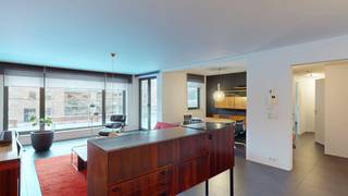 <span>Modern appartement gelegen in een rustige woonwijk, met groenvoorziening, in de buurt van winkels, scholen en openbaar vervoer. Het appartement is gelegen op wandelafstand van het centrum van Wijnegem.</span><br /><br /><span>We betreden het appartement op de eerste verdieping via de ruime inkomhal op tegels. Dit appartement telt een apart toilet met handenwasser, een ruime slaapkamer (dewelke orginieel 2 slaapkamers waren), badkamer met dubbele lavabo, inloopdouche en een ruime berging met aansluiting voor wasmachine en droogkast, een ruime leefruimte met aansluitend een open keuken voorzien van alle hedendaags comfort en uitgerust met oa. een combi oven, stoomoven, vaatwasmachine etc. Aansluitend aan de leefruimte bevindt zich een royaal terras dat uitkijkt op het groen. <br /><br /></span>Tevens is er de mogelijkheid om een extra slaapkamer te creeëren indien gewenst. Er kan een deel van de leefruimte benut worden hiervoor of de slaapkamer kan in 2 opgedeeld worden. <br /><br /><span>Autostaanplaats voor 2 wagens in cascade met nummers 31 en 46 verplicht mee te huren aan 100 EUR/ maand. </span>