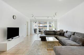 Ideaal gelegen appartement op de zevende verdieping te koop op het rustige en groene Linkerover. Het appartement beschikt over twee terrassen, zowel aan de voorzijde als achterzijde. Rustig en groen gelegen maar toch vlakbij het hartje van de stad Antwerpen. Dankzij het openbaar vervoer en de belangrijke invalswegen in de buurt is er een vlotte bereikbaarheid van en naar de stad. Vervolgens ook twee terrassen wat maakt dat alle slaapkamers en leefruimte over een schuifraam beschikken naar het terras.<br /><br />Indeling<br />- Ruime inkomhal <br />- Leefruimte<br />- Terras <br />- Aparte keuken <br /> > Keramisch kookplaat <br /> > Oven <br /> > Berging aansluiting wasmachine <br />- Twee slaapkamers <br />- Badkamer <br /> > Dubbel lavabo <br /> > Inloopdouche <br /> > Wc <br />- Apart gastentoilet <br />- Twee berging <br />- Ruime kelder <br /><br />Troeven <br />- Toplocatie <br />- Ruim appartement<br />- Terras<br />- EPC B <br />- Ruime kelder <br /><br />Dit appartement te koop te Antwerpen Linkeroever wordt aangeboden voor een prijs van 325.000 euro. Er is ook een mogelijkheid tot de aankoop van een bovengrondse autostaanplaats. <br /><br />Bent u geïnteresseerd in een appartement of woning te koop in Antwerpen? Aarzel dan niet om ons te contacteren. <br />Had u graag uw eigen eigendom te koop aangeboden contacteer ons dan voor een vrijblijvende schatting, telefonisch op het nummer 03/206.76.76 of per mail naar antwerpen@dewaele.com. <br /><br />Ook voor alle andere vragen omtrent vastgoed kan u steeds bij ons kantoor in Antwerpen terecht! <br /><br /><br />Bestuursmaatregelen in het maatregelenregister: nee