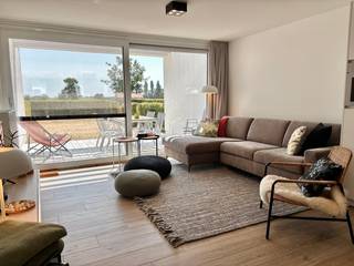 Bijzonder mooie vakantiewoning te Oostduinkerke, met open zicht op 'De Zelte'. Dit klein en modern vakantiedomein bestaat uit 8 'strakke' Zuid-georiënteerde vakantiewoningen met tuintje en 2 parkeerplaatsen én ruime (fietsen)berging.<br />Indeling; inkom met open keuken voorzien van hippe faïence, leefruimte uitgevend op een prachtig terras in tropisch hardhout met voldoende privacy. Aansluitend heb je een privaat tuintje.<br />Het toilet is apart en er is een eerste praktische berging. Om de oppervlakte optimaal te benutten werd er gebouwd in niveaus. We zakken enkele trapjes en komen terecht in de eerste ruime slaapkamer met voldoende plaats voor een dubbel bed en een kast. Als we de trappen naar boven gaan komen we terecht in de nachthal met toegang tot de moderne badkamer met veel opbergmogelijkheden en een tweede slaapkamer, actueel voorzien van een bed met een breedte van 1.60m. Aan de voorzijde van de woning is er een buitenberging voorzien van fietshaken en voldoende ruimte om nog andere zaken te stallen. De afwerking is niet alleen top qua kwaliteit maar ook qua look.<br /><br />Deze vakantiewoning kan aangekocht worden met alle meubels en toestellen.<br /><br />Bel Dries, ook op zon-en feestdagen, 0478/937.935, of kom langs op kantoor 'Immo Maritiem' naast het kerkje in Nieuwpoort-bad.