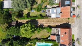 <h3><strong>Over de grond:</strong><br />Deze bouwgrond van 540m² biedt een uitstekende kans voor wie op zoek is naar een goed gelegen perceel in Roeselare. Dankzij de zuidwestelijke oriëntatie geniet je van maximale lichtinval en zon in de tuin. Ideaal voor het bouwen van een gezinswoning in een rustige en aangename omgeving. <br /><br /><strong>Locatie en Omgeving:</strong><br /><br />Het perceel is gelegen in een <strong>rustige woonwijk</strong>, op korte afstand van het <strong>centrum van Roeselare</strong>. Winkels, scholen, openbaar vervoer en andere voorzieningen bevinden zich op fiets- en wandelafstand, wat zorgt voor een vlotte en comfortabele woonervaring.</h3>

<p><strong>Speficicaties:</strong><br />Het perceel heeft een <strong>breedte van 9 meter</strong> en biedt mogelijkheden voor het bouwen van een gesloten bebouwing. De ligging in woongebied maakt het uitermate geschikt voor residentieel gebruik.</p>

<p> </p>

<h3><strong>Troeven van dit perceel:</strong></h3>

<ul><li>
	<p>540 m² bouwgrond in woongebied</p>
	</li><li>
	<p>Zuidwestelijke oriëntatie</p>
	</li><li>
	<p>Rustige ligging</p>
	</li><li>
	<p>Nabij het centrum van Roeselare</p>
	</li><li>
	<p>Geschikt voor gezinswoning</p>
	</li></ul>