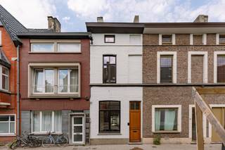 <p>Ruime gezinswoning met 4 slaapkamers en tuin in Gentbrugge<br /><br />Deze ruime en lichtrijke woning is gelegen in de Kerkstraat 182 te Gentbrugge, een aangename woonomgeving op korte afstand van Gent centrum.<br />Dankzij de ligging geniet u van een uitstekende bereikbaarheid met zowel de wagen als het openbaar vervoer. <br />De woning bevindt zich bovendien op een interessante locatie nabij het bruisende centrum van Gentbrugge, met gezellige horeca en winkels binnen handbereik. <br />Ook de verbinding naar Gent centrum, de R4 en belangrijke invalswegen is vlot bereikbaar. Voor wie graag geniet van groen en ontspanning bevinden onder andere het Gentbrugse Meersen en verschillende wandel- en fietsroutes zich in de omgeving.<br /><br />Bij het binnenkomen van de woning komt u terecht in een inkomhal. Vervolgens bereikt u de ruime woonkamer, waar het grote raam zorgt voor een overvloed aan natuurlijke lichtinval.<br />Aansluitend loopt u verder naar de volledig vernieuwde, open keuken. <br />Deze moderne keuken is perfect geïnstalleerd en biedt alle hedendaagse comfort. Dankzij de dakkoepel en de grote schuifdeur naar de tuin geniet ook deze ruimte van bijzonder veel licht. Via de schuifdeur bereikt u de ruime en gezellige stadstuin. <br />Achteraan bevindt zich bovendien een praktisch tuinhuisje, ideaal voor extra opbergruimte.<br /><br />Op de eerste verdieping bevindt zich de badkamer, ingericht met een ligbad en een dubbel lavabo-meubel. <br />Daarnaast is er een aparte ruimte voorzien met douche. Verder vindt u op deze verdieping een apart toilet en de eerste slaapkamer.<br />Het tweede verdiep zijn er nog twee ruime en lichtrijke slaapkamers.<br /><br />Via een aparte deur met trap bereikt u het derde verdiep. <br />Hier bevindt zich nog een extra ruime kamer die perfect kan ingericht worden als vierde slaapkamer. <br />Deze verdieping biedt ook mogelijkheden als extra bureauruimte, hobbyruimte of praktische berging.<br /><br />Troeven van deze woning:<br />• Ruime woning met veel natuurlijke lichtinval<br />• 4 mogelijke slaapkamers<br />• Nieuwe, volledig uitgeruste open keuken<br />• Grote schuifdeur naar de tuin<br />• Aangename stadstuin met tuinhuis<br />• Badkamer met ligbad, dubbele lavabo en aparte douche<br />• Ruime zolderverdieping met extra mogelijkheden<br />• Goede bereikbaarheid richting Gent centrum en R4<br />• Gelegen in een aangename woonomgeving in Gentbrugge<br /><br /><br />Voor meer informatie of een bezoek, contacteer Thomas via thomas@vicusvastgoed.be of op het nummer 0474 26 27 58.</p>