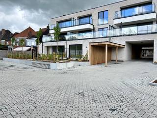 Volledig afgewerkt en instapklaar appartement met ruim terras en privatief tuintje.<br />Oplevering bij akte.<br /><br />Indeling: er is een inkomhal die toegang geeft tot twee slaapkamers, badkamer, toilet en keuken. Via de open keuken heb je overigens toegang tot een aparte berging, de lichtrijke leefruimte, ruim terras en tuin. De badkamer bestaat uit een inloopdouche en een dubbele lavabo.<br /><br />De bewoonbare oppervlakte bedraagt 107,00 m². De oppervlakte van het terras bedraagt 29 m².<br /><br />Langs de doorgang naar achter bevinden zich de bergingen. Achteraan zijn de garageboxen met een oppervlakte van 18m², voorzien van manuele sectionale poort. Kan geautomatiseerd worden, voorzieningen voor het plaatsen van een laadpaal zijn ingewerkt.<br /><br />De prijs van de berging bedraagt 6.300,- euro. <br /><br />E-peil 30 (50% vrijstelling op onroerende voorheffing voor 5 jaar) in basis zijn 4 zonnepanelen (435 Wp/st) inbegrepen. Uitbreiding pv installatie is mogelijk zodat E-peil 10 gehaald wordt met volledige vrijstelling van onroerende voorheffing voor 5 jaar.<br /><br />Warmtepomp (lucht/water) met vloerverwarming met apart regelbare circuits per ruimte.<br /><br />Alle bedragen zijn exclusief garages, bergingen en alle kosten. Bijhorende berging nr. 6 dient mee aangekocht te worden. Er zijn nog 4 vrije garages, er kan één of meerdere mee aangekocht worden.<br /><br />Prijs voor het appartement met garage en berging is 385.065,- euro (exclusief registratie, btw, notaris en aansluitingskosten) Opsplitsing als volgt: grondaandeel 80.850,- euro, constructiewaarde 304.215,- euro.<br /><br />AANKOOP AAN 6% BTW OP CONSTRUCTIE MOGELIJK: zowel voor eigen bewoning als bij engagement tot lange verhuur (minstens 15 jaar)
