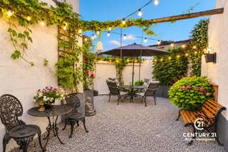 Wonen en werken in perfecte harmonie<br /><br />Bent u op zoek naar een eigendom dat wonen, werken en genieten moeiteloos combineert? Dan zal deze instapklare, energiezuinige woning u ongetwijfeld weten te verrassen. Achter de verzorgde gevel schuilt een bijzonder veelzijdig pand waar comfort, karakter en functionaliteit hand in hand gaan.<br /><br />Een van de absolute troeven is de volledig afgescheiden handelsruimte op het gelijkvloers, voorzien van een eigen inkom en een afzonderlijk toilet. Hierdoor blijven privé en professioneel perfect gescheiden, wat dit eigendom uitermate geschikt maakt voor vrije beroepen, een praktijk, kantoor, boetiek of andere zelfstandige activiteiten. Wenst u geen handelsruimte? Dan kan deze eenvoudig opnieuw geïntegreerd worden in de woning, waardoor u het woonvolume aanzienlijk vergroot en tal van extra mogelijkheden creëert.<br /><br />Op de leefverdieping geniet u van een aangename, lichtrijke woonkamer waar de sfeervolle haard meteen een warme en uitnodigende uitstraling creëert. Aansluitend bevindt zich de stijlvolle, volledig geïnstalleerde keuken, waar kwaliteit, comfort en een tijdloos design samenkomen – de ideale plek om uitgebreid te koken en gezellig samen te zijn.<br /><br />De tweede verdieping biedt twee slaapkamers en een luxueus afgewerkte badkamer met een royale inloopdouche, dubbele wastafel en toilet. Een stijlvolle ruimte waar ontspanning en comfort centraal staan.<br /><br />Via de woning bereikt u de verrassend sfeervolle, mediterrane stadstuin. Deze onderhoudsvriendelijke buitenruimte vormt een oase van rust en privacy, ideaal om te genieten van lange zomeravonden of gezellige momenten met familie en vrienden. Achteraan bevindt zich bovendien een garage/hobbyruimte met achteringang, wat zorgt voor extra bergruimte, parkeermogelijkheden of een perfect atelier.<br /><br />Ook de ligging is een absolute meerwaarde. Het eigendom bevindt zich op een bijzonder centrale locatie, op wandelafstand van het centraal station en met een vlotte verbinding naar de belangrijkste in- en uitvalswegen. Winkels, horeca, scholen en alle dagelijkse voorzieningen bevinden zich binnen handbereik.<br /><br />Een unieke eigendom met ongeziene flexibiliteit, waar comfortabel wonen, professioneel werken en ontspannen samenkomen op één toplocatie. Hier koopt u niet alleen een woning, maar vooral een eigendom dat zich moeiteloos aanpast aan uw levensstijl én toekomstplannen.