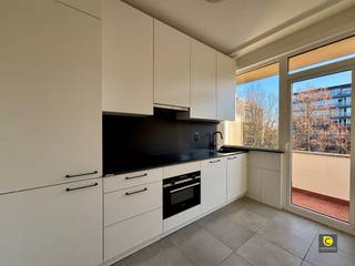 <p><span>Prachtig vernieuwd 3 slaapkamer appartement met terras!</span></p><p><span>Dit recent vernieuwde appartement is gelegen op de vierde verdieping en geniet van maar liefst twee terrassen en een balkon, ideaal om op elk moment van de dag van de buitenlucht te genieten.</span></p><p><span> </span></p><p><span>Het appartement heeft de volgende indeling:</span></p><p><span> </span></p><p><span>Inkomhal:</span></p><p><span>U betreedt het appartement via een gepantserde deur die uitgeeft op een ruime inkomhal. </span></p><p><span>Deze is uitgerust met stijlvol geïntegreerde ingemaakte kasten, wat zorgt voor een strak en praktisch geheel. </span></p><p><span>Daarnaast is er een apart gastentoilet met handwasbak.</span></p><p><span> </span></p><p><span>Keuken, terras en leefruimte:</span></p><p><span>Via een elegante glazen deur komt u in de lichtrijke leefruimte, afgewerkt met een mooi blokjesparket. </span></p><p><span>De aangrenzende keuken is volledig uitgerust met alle nodige toestellen en biedt optimaal comfort. </span></p><p><span>Via de keuken kan u het terras aan de voorzijde van het gebouw betreden. </span></p><p><span>Aansluitend bevindt zich een ruime berging, ideaal voor extra opslag. </span></p><p><span> </span></p><p><span>Slaapkamers & badkamer:</span></p><p><span>Het appartement beschikt over drie volwaardige slaapkamers.<br />De grootste slaapkamer geeft toegang tot het balkon, terwijl één van de andere slaapkamers uitkomt op het terras.<br />De badkamer is praktisch ingericht en voorzien van een lavabomeubel met spiegelkast, handdoekdroger en aansluiting voor wasmachine. </span></p><p><span> </span></p><p><span>Terrassen, kelder en auto staanplaats:</span></p><p><span>Het terras gelegen aan de voorzijde van het appartement is zuid geörienteerd.</span></p><p><span>Het balkon en terras aan de achterzijde zijn noordwest geörienteerd.</span></p><p><span>Er is een ondergrondse kelder aanwezig en een auto staanplaats.</span></p><p><span> </span></p><p><span>Huurprijs, maandelijkse kosten en beschikbaarheid:</span></p><p><span>Huurprijs: </span><span>€1.150,00 / maand - inclusief de autostaanplaats (niet verplicht bij te huren)</span></p><p><span>Maandelijkse kosten: </span><span>€175,00 / maand - Provisie water en verwarming + algemene kosten</span></p><p><span>Beschikbaarheid: </span><span>Onmiddellijk </span></p><p><span> </span></p><p><span> </span></p><p><span> </span></p>