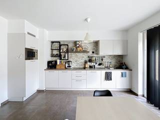 Recente woning in een wijk, nabij het centrum van Maldegem. Bij de woning is er een garagebox inbegrepen. <br /><br />Indeling:<br />- inkomhal<br />- gastentoilet<br />- lichtrijke leefruimte met zicht op tuin<br />- open geïnstalleerde keuken<br />- wasplaats/berging<br />- nachthal<br />- 3 slaapkamers op verdiep<br />- apart toilet<br />- badkamer bestaande uit ligbad, douche en badkamermeubel<br />- aangename tuin met terras<br />- gesloten garagebox<br /><br />Op het dak liggen nog zonnepanelen wat extra bijdraagt aan de energiezuinigheid.<br /><br />Vraag uw bezoek aan per mail naar vastgoed@aclea.be, mét vermelding van uw gsm-nr. 