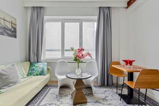 Beau studio, situé dans le quartier des quais où il fait bon vivre. Il est situé au 2ème étage d'une résidence bien gérée et entretenue avec ascenseur.<br />Ce bien se compose d'un hall d'entrée, un coin à coucher, une cuisine et d'une salle de douche avec WC.<br />Situé à proximité de la Place Sainte-Catherine et à seulement 10 minutes à pied de la Grand Place et à proximité immédiate de l'arrêt de métro Sainte-Catherine, des écoles, des restaurants, des magasins et d'autres facilités.<br />Idéal pour une occupation personnelle, comme pied-à-terre ou comme investissement avec un bon rendement locatif. Actuellement loué.<br />A visiter!<br />Classe PEB G, 350 kWhEP/m²/an, 82 CO² par m².