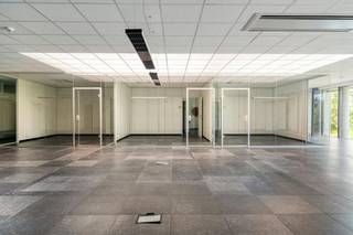 Recent instapklaar kantoor (386m²) op het eerste verdiep te huur te Loppem. <br /><br />Gelegen op een steenworp van de op- en afritten E40.<br /><br />Indeling:<br />- Inkomhall met onthaal.<br />- Drie ruime burelen in glas<br />- Landschapsbureel<br />- Twee vergaderzalen<br />- Keuken met kitchenette<br />- Sanitair<br /><br />Afwerking en voorzieningen:<br />- Rolarchief<br />- 5 laadpalen <br />- keramische tegelvloer<br />- LED-verlichting<br />- Aluminium schrijnwerk met zonnewering.<br />- Airconditioning<br />- Ruime parking<br />- Lift<br />- Rolarchief<br /><br />Aarzel zeker niet ons te contacteren indien dit bedrijfsvastgoed bestaande uit een kantoor te huur in Loppem u mogelijks kan interesseren.<br />