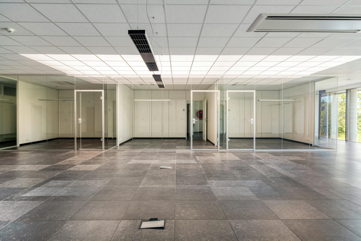Kantoor (386 m²) te Loppem, direct aan de op- en afrit E40. - foto 2