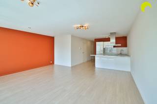 <p><span>In deze autoluwe tuinstraat in Deurne-Zuid vinden we dit 100% instapklaar appartement op de 2de verdieping van een klein gebouw zonder lift.</span></p><p><span>We bevinden ons in een zijstraat van de Boekenberglei, pal tussen de Groenenhoek en de Unitaswijk. Een koffie drinken bij zuurdesembakkerij Bloemberen of gaan zwemmen in het Boekenbergpark? Check! Tal van hot spots vind je hier op wandelafstand. En wil je toch eens naar 't Stad? Dan liggen bus- en tramhaltes eveneens vlakbij.</span></p><p><span>Leuke extra: Op het einde van de straat is een straattuin met een modulair docking station waar je gebruik kunt maken van hangmatten, picknickmeubilair etc. Ideaal voor een straatfeestje of mooie zomeravond.</span></p><p><span> </span></p><p><span>Het appartement werd in 2016 volledig gerenoveerd en ook recent werden er nog diverse updates gedaan; zo werd de zijgevel vorig jaar geïsoleerd en kwam er een ventilatiesysteem type D in heel het appartement. Dankzij deze verbeteringen zal het epc-label dat momenteel in opmaak is, een B vertonen (het vorige epc is label C).</span></p><p><span>Het dak werd geïsoleerd met 12 cm isolatie en overal zijn er nieuwe ramen met hr-glas. Recent werd er nog een nieuwe voordeur geplaatst.</span></p><p><span>Het appartement is verder ook asbestveilig en de elektriciteit is conform tot 2040.</span></p><p><span> </span></p><p><span>Kortom: hier kun je gewoon je verhuisdozen uitpakken en klaar is Kees!</span></p><p><span> </span></p><p><span>Indeling:</span></p><p><span>Lichte living op een neutrale laminaatvloer met een open, ingerichte keuken voorzien van alle toestellen. Een stijlvolle badkamer met douche, lavabo en toilet. Aparte wasberging. Twee slaapkamers aan de achterzijde waarvan één toegang biedt tot een balkon waar je geniet van de ochtendzon.</span></p><p><span>Bij het appartement hoort een grote kelderberging van +- 15 m².</span></p><p><span>Om de hoek is een afgesloten buurtfietsenparking.</span></p><p><span>Alle meters zijn individueel. Geen syndicus en amper gemeenschappelijke kosten (enkel de elektriciteit op de gang en de blokpolis van het gebouw).</span></p><p><span> </span></p><p><span>nuttige informatie:</span></p><p><span>- EPC 292 kWh (m²/jaar)</span></p><p><span>- P- en G-score A</span></p><p><span> </span></p><p><span>Maak nu je afspraak! Bel 03-449 42 41 of mail naar hallo@habicom.be</span></p><p><span>Benieuwd naar de waarde van jouw woning? Check het gratis op <span>www.watismijnhuiswaard.be</span></span></p><p><span> </span></p><p><span> </span></p>