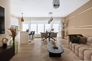 Dit instapklare appartement is gelegen aan de Kreglingerstraat 39 in Deurne, in een kleinschalig gebouw en op een gunstige locatie nabij winkels, belangrijke invalswegen en het openbaar vervoer.<br /><br />Via de centrale inkomhal betreedt u het appartement. Hier bevinden zich een apart gastentoilet en een praktische berging met aansluitingen voor wasmachine en droogkast.<br />Vervolgens komt u in de lichtrijke leefruimte met open keuken. De keuken is volledig uitgerust met een combi-oven, koelkast met vriesvak, vaatwasser, inductiekookplaat, dampkap en spoelbak met verlek.<br /><br />Het appartement beschikt verder over drie slaapkamers (waarvan 1 kleinere) en een gezellig, overdekt terras waar u het hele jaar door van de buitenruimte kunt genieten.<br />De badkamer is modern ingericht en voorzien van een inloopdouche met regendouche, een lavabo met meubel, een spiegel met verlichting en een handdoekradiator.<br /><br />Momenteel is het appartement verhuurd<br /><br />Troeven<br />+ Kleinschalig gebouw, lage algemene onkosten<br />+ 3 slaapkamers (1 kleinere)<br />+ Gezellig overdekt terras<br />+ Lichtrijke leefruimte met open keuken<br />+ Nabij winkels, openbaar vervoer en belangrijke invalswegen<br />+ Instapklaar<br /><br />Heeft u interesse in dit leuke appartement? Neem dan contact op met VB Vastgoed via 03 337 50 70 of info@vbvastgoed.be voor meer informatie of een bezichtiging.