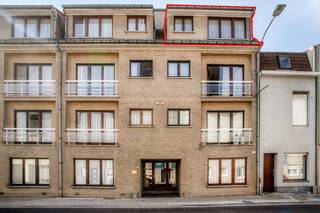 Dakappartement te koop in Zwevegem, rustig gelegen op korte afstand van het centrum met winkels, scholen, horeca en andere dagelijkse voorzieningen. Dankzij de vlotte verbinding met diverse invalswegen bereik je ook steden zoals Kortrijk in een mum van tijd. Een ideale woonst voor eigen gebruik én/of een interessante investeringsopportuniteit.<br /><br />Indeling: <br />- inkomhal met gastentoilet<br />- ruime leefruimte (28 m²)<br />- afzonderlijke, uitgeruste keuken<br />- bergruimte nabij keuken<br />- badkamer voorzien van ligbad, lavabomeubel en aansluiting voor wasmachine en droogkast<br />- 2 slaapkamers<br />- kelderberging<br /><br />Troeven:<br />- rustige ligging nabij het centrum van Zwevegem<br />- vlotte verbinding met Kortrijk en omliggende steden<br />- ideaal als investering of voor eigen gebruik<br /><br />Mogelijkheid tot aankoop van een garagebox in het complex tegen een vaste prijs van 17.500 euro. <br /><br />Meer informatie of een bezoek gewenst? <br />Contacteer Valentine Duquesne (0493/25 32 62) valentine.duquesne@dewaele.com<br /><br />Bestuursmaatregelen in het maatregelenregister: nee<br /><br />Deze AI-visualisaties zijn bedoeld als inspiratie. Er werd geen rekening gehouden met technische specificaties, stedenbouwkundige voorschriften of de concrete mogelijkheden tot realisatie.
