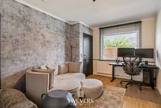 Voor meer info en foto’s, surf naar www.swevers.be – Instapklare halfopen woning met 105 m² bewoonbare oppervlakte op een perceel van 3a71ca in de Kasteelstraat 20 in Tongeren- Borgloon. Deze verzorgde woning uit 1935 werd doorheen de jaren grondig vernieuwd, waardoor u zonder zorgen uw intrek kunt nemen. Zo werden de keuken, gasketel en dakisolatie vernieuwd in 2013, kwam er een veranda in 2010 met nieuwe vloer in 2024 en werden airco’s geplaatst in de slaapkamer (2017) en living (2022). Op het gelijkvloers vindt u een gezellige living, badkamer, een ruime vernieuwde keuken, een berging, een apart toilet en een lichtrijke veranda die uitkijkt op de tuin. Op de verdieping bevindt zich een royale slaapkamer van 23 m². De kelder van 11 m² biedt extra bergruimte. Buiten geniet u van een zonnige tuin van ca. 190 m² met een gunstige zuidwestelijke oriëntatie, ideaal om volop van de middag- en avondzon te genieten. De ligging is eveneens een grote troef: scholen, kinderopvang, winkels en openbaar vervoer bevinden zich op korte afstand en ook het historische Château de Looz ligt vlakbij. Bovendien bereikt u vlot de autosnelweg voor een vlotte woon-werkverbinding. Een instapklare woning met veel comfort, een praktische indeling en een aangename tuin op een rustige, centrale locatie. Voor meer informatie, bel 012 699 900. Bron bewoonbare oppervlakte: EPC – verslag.